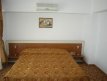 Dormitor apartament cu pat matrimonial